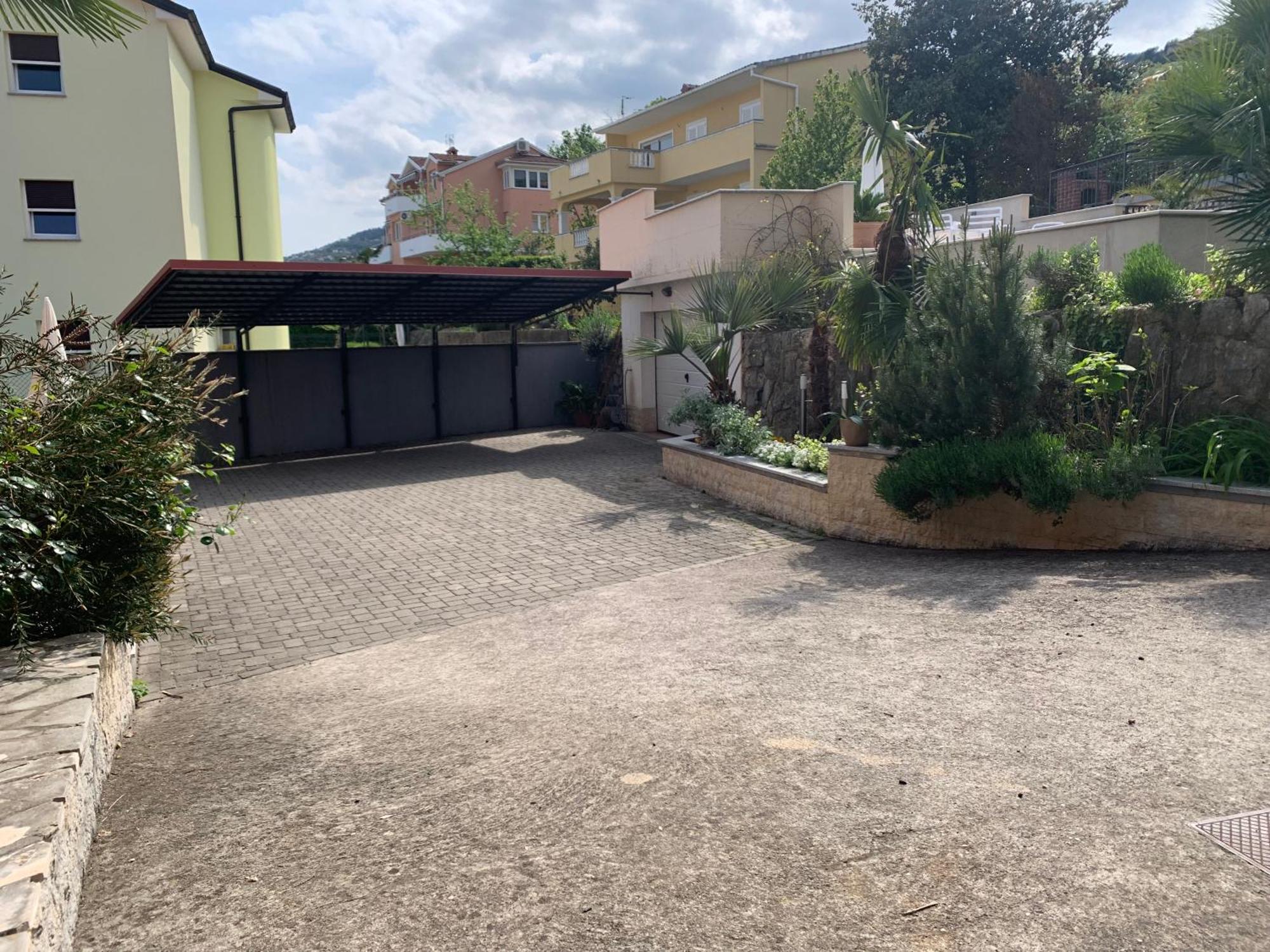 Grand Pool Apartment Ika-Opatija Eksteriør billede